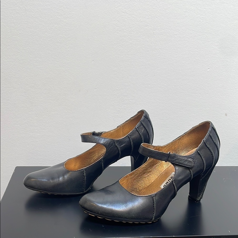 Tsubo Anush Pumps heels US8.5 black leather Velcro strap Mary Jane closed toe